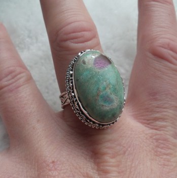 Zilveren ring Robijn in Fuchsiet in bewerkte setting maat 19 mm